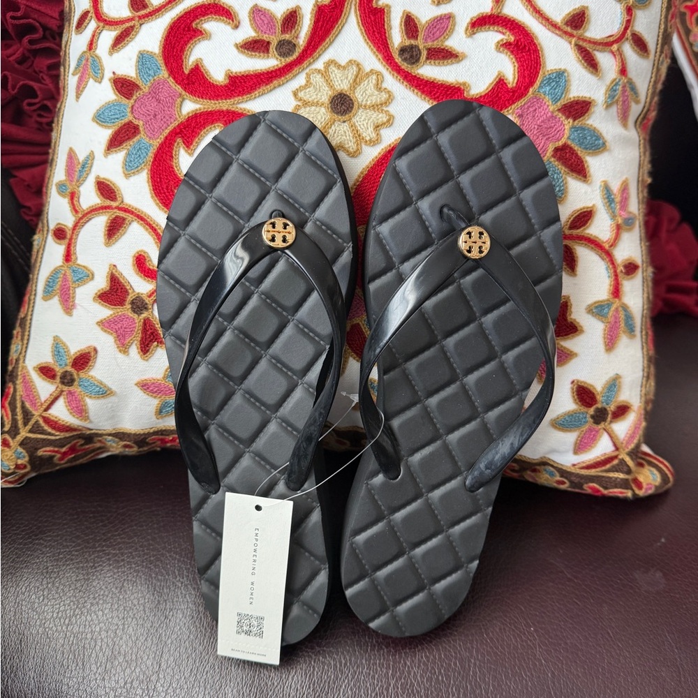 Tory Burch platform Willa flip flop Sandals with Gold Emblem NWT black
